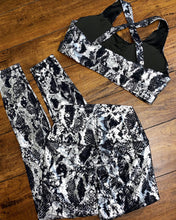 Load image into Gallery viewer, Black snake print leggings