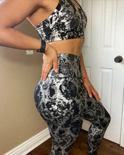 Load image into Gallery viewer, Black snake print leggings