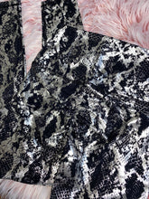 Load image into Gallery viewer, Black snake print leggings