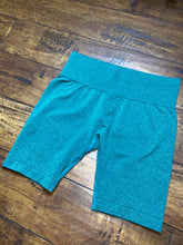 Load image into Gallery viewer, Olive seamless biker shorts
